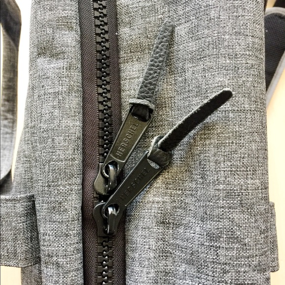 ✨Herschel Travel Weekender Bag in Grey Crosshatch✨ - Picture 6 of 8